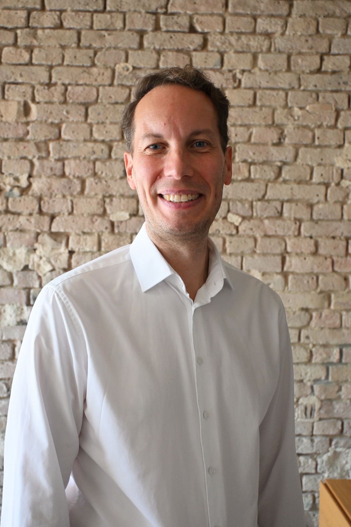 Portrait von Markus Grube im weißen Hemd