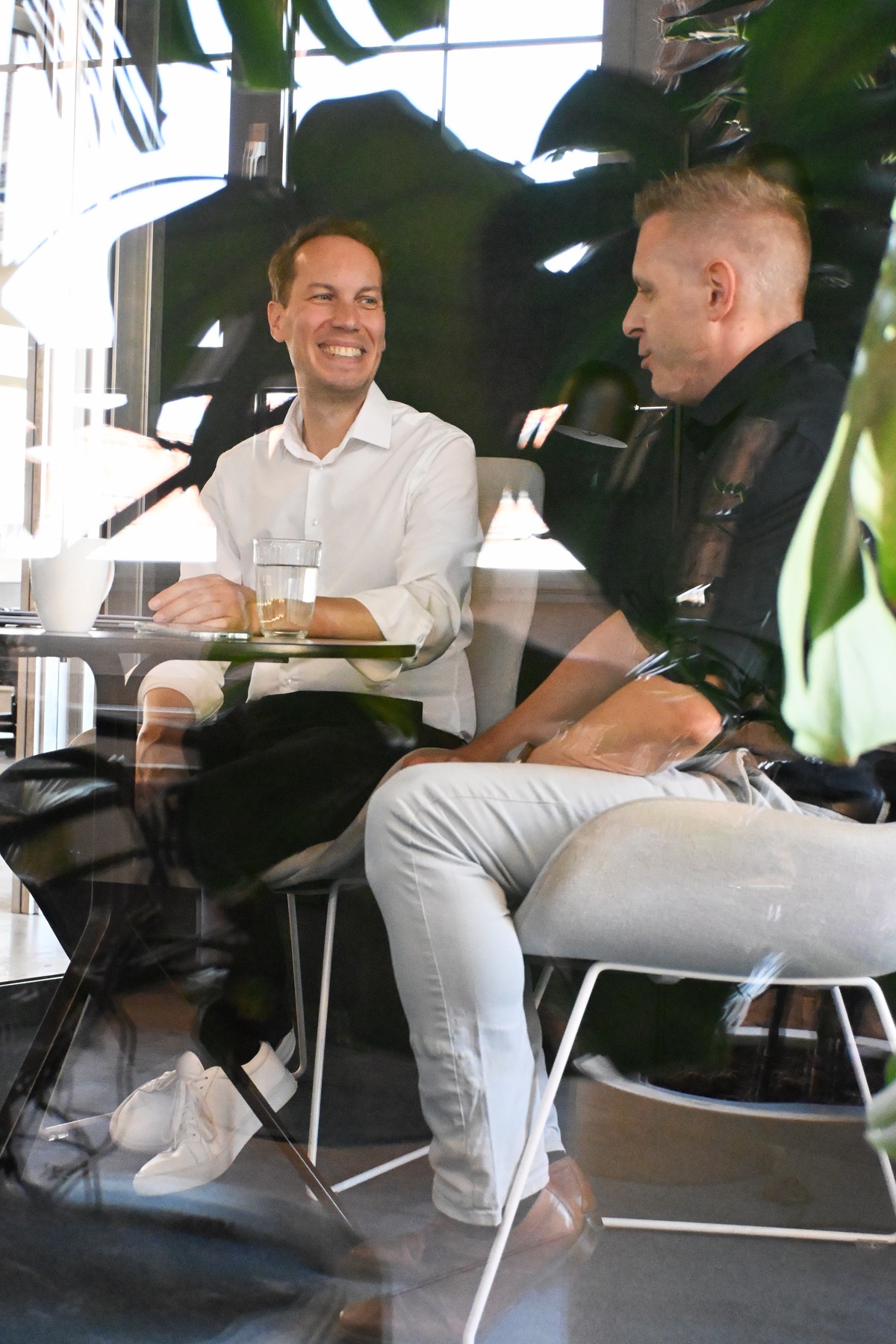 Markus Grube und Bernd Mrohs im Gespräch an einem Tisch